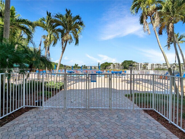 Building Photo - 1911 Sabal Palm Dr