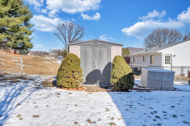 Building Photo - 518 Hillview Dr