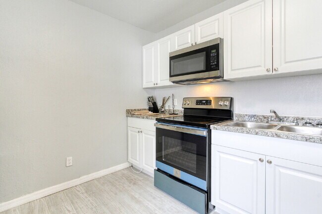 Building Photo - Beautifully Remodeled 3BR Duplex Near Parks, Schools & New Rec Center — Utilities Included. Secti...