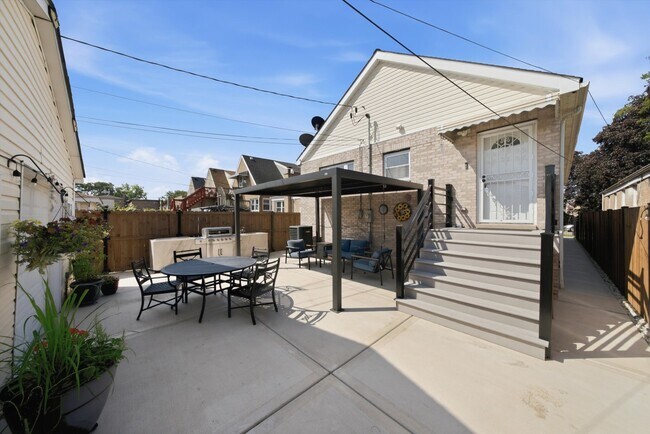 Building Photo - 4623 S Kilpatrick Ave
