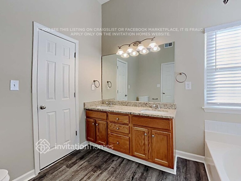 Building Photo - 321 St Charles Ave