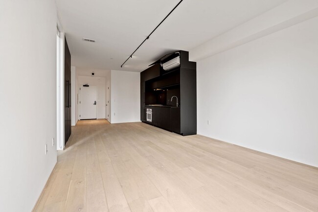 Building Photo - Modern 1 Bed, 1 Bath Condo @ 10th & Howard...