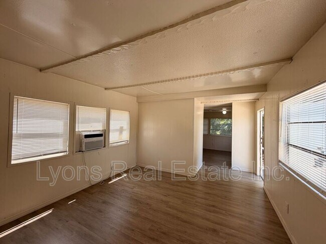 Building Photo - 8205 Suncoast Dr