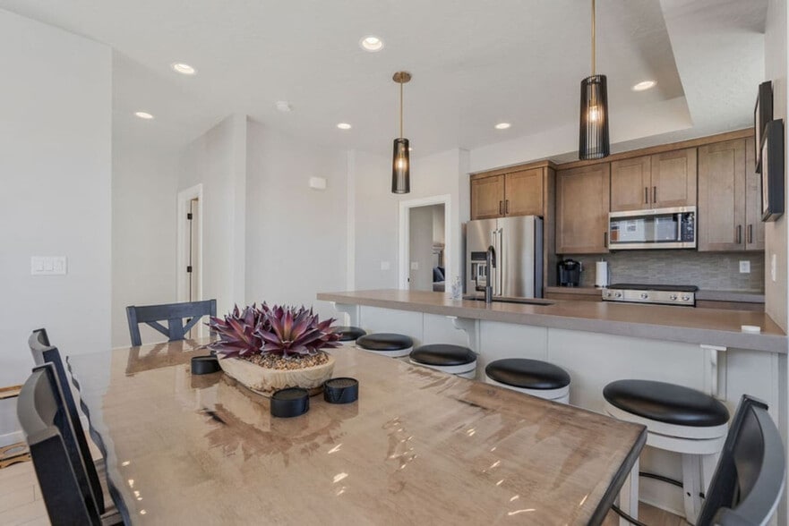 Building Photo - 6831 Silver Creek Dr