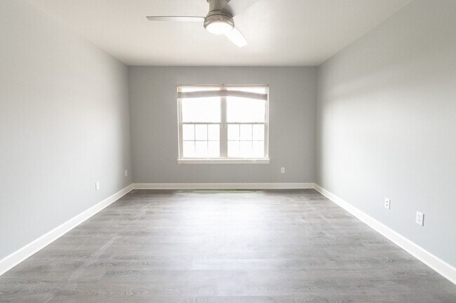 Building Photo - Condominium Convenience in Columbia!