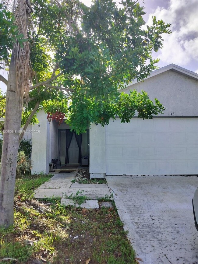 Building Photo - 213 Woodbridge Dr