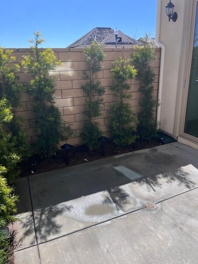 Building Photo - Camarillo - Newer 4 bedroom, 3.5 home