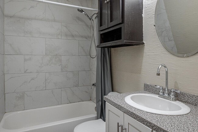 Building Photo - 504 W 7th St