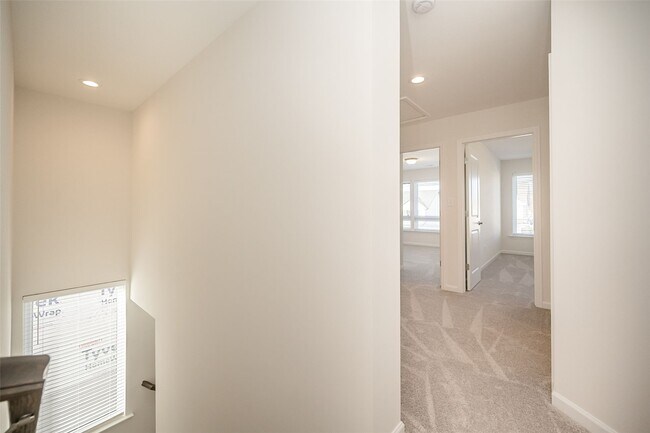 Building Photo - 30 Pheasant Ln