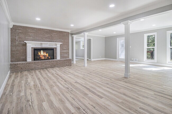 Building Photo - 2806 Chaucer Dr SW