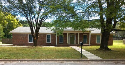 Building Photo - 4 Bedroom 3 Bath Coming Available!!