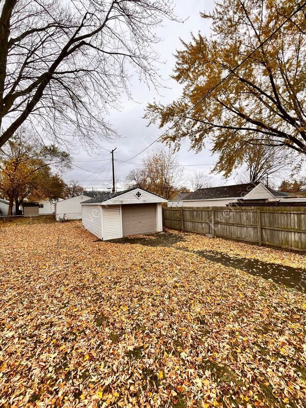 Building Photo - 11520 Maxwell Ave