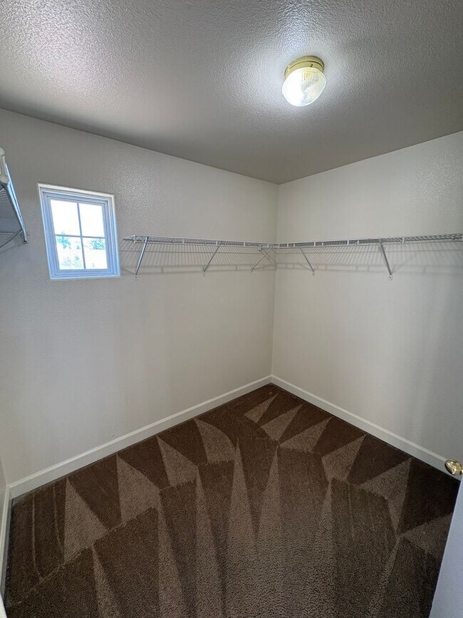 Building Photo - 2 Story Home Near Shopping Center Rent Ready!