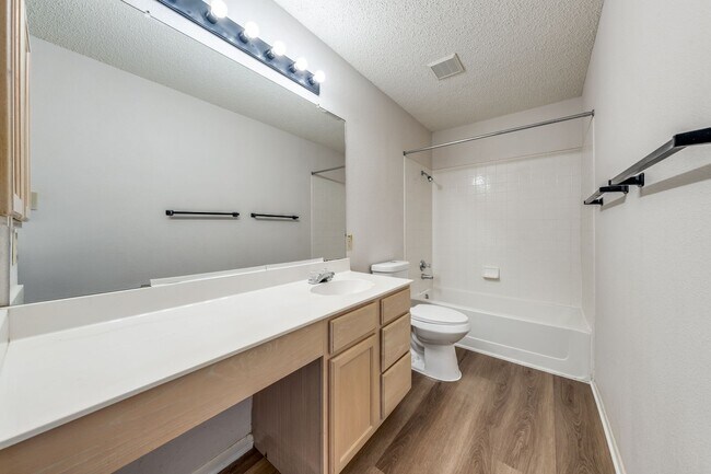 Building Photo - Amazing LOCATION! DeZavala & IH-10 Four Be...