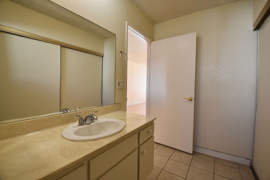 Building Photo - 4930 Whitsett Ave