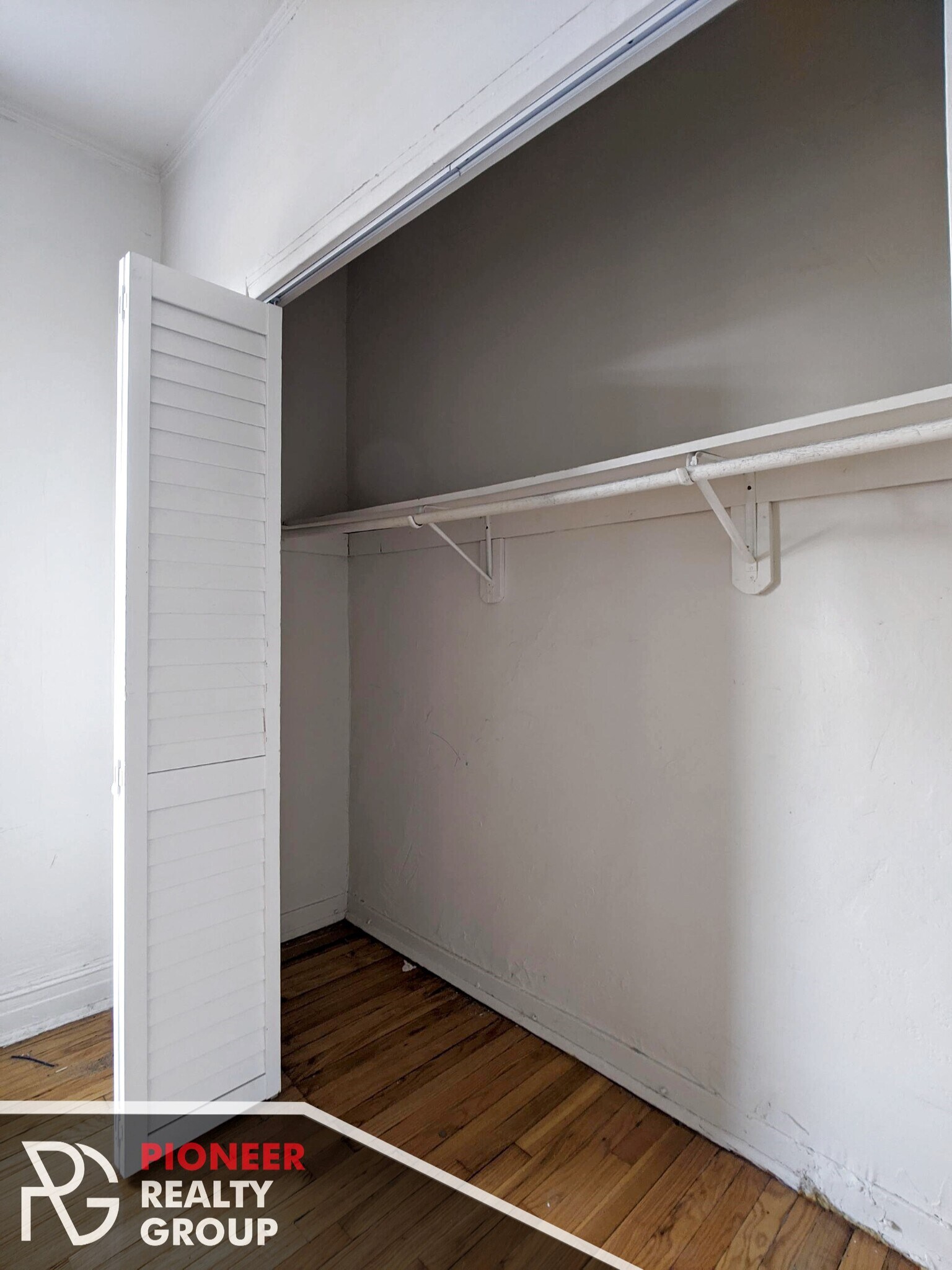 Building Photo - 730 W Roscoe St