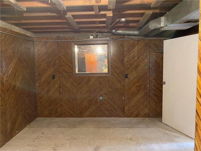 Building Photo - 704 E Culton St