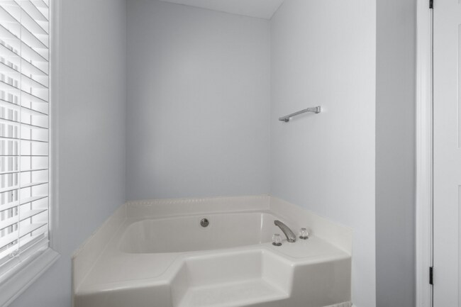 Building Photo - 736 Comet Dr