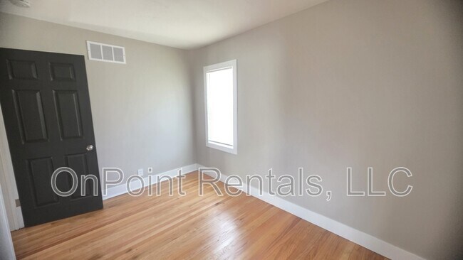 Building Photo - 14526 Russell Ave