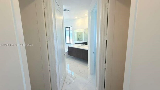 Building Photo - 19708 NE 14th Ave