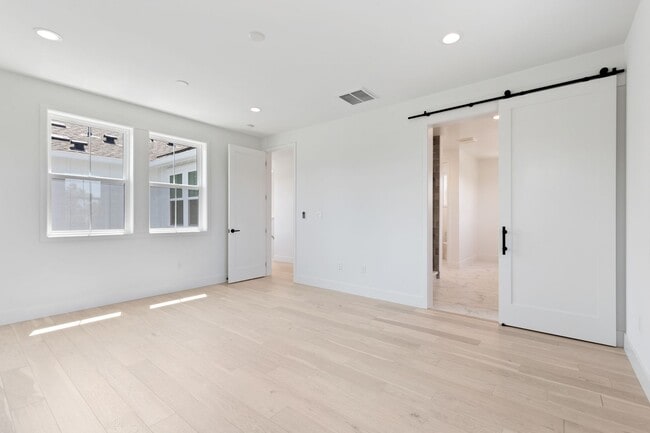 Building Photo - Amazing San Carlos Home