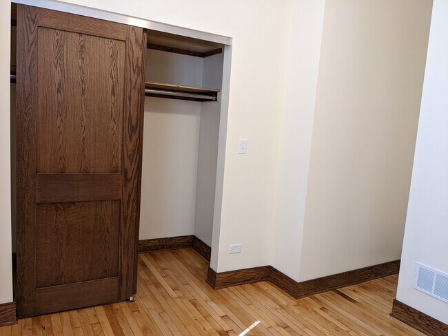 Building Photo - 2122