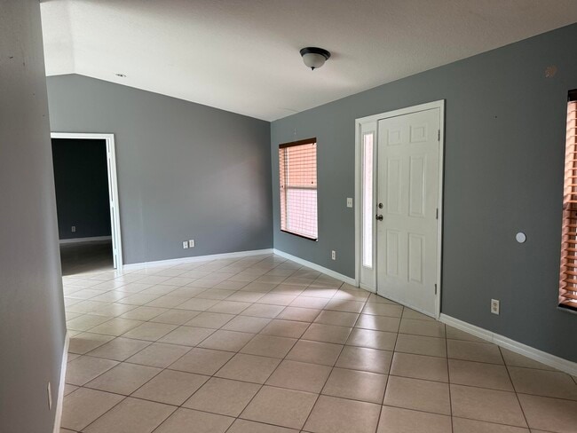Building Photo - 1357 SE Sandia Dr