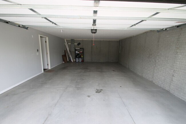 Building Photo - Fall Move In Special!!!  1/2 Off 1st Month...