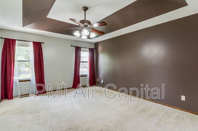 Building Photo - 2431 E Eastridge St