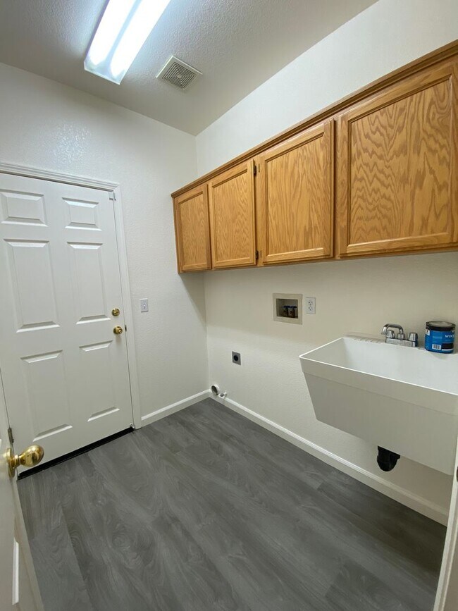Building Photo - Castlerock Gated Community off Hilborn! Be...