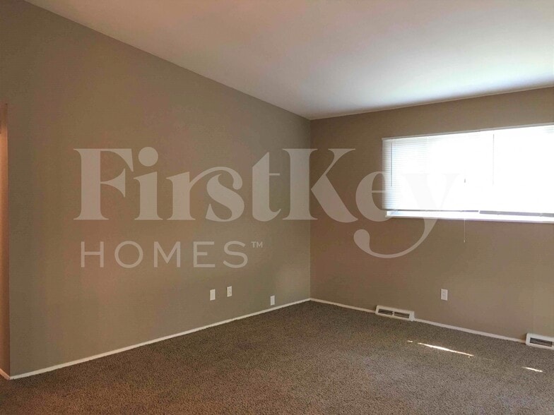 Building Photo - 2560 Pheasant Dr