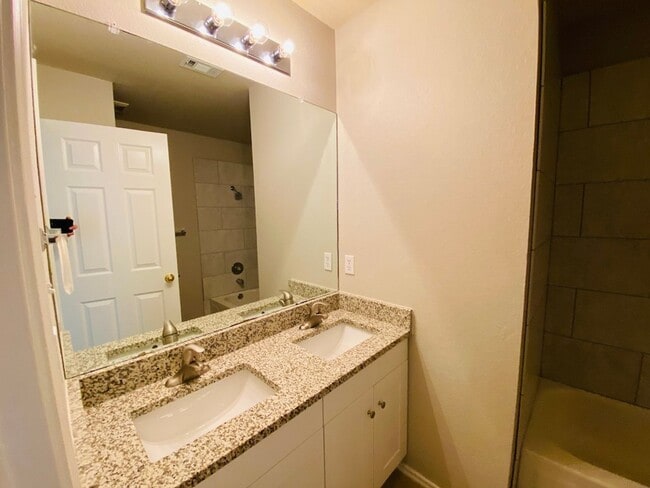 Building Photo - Great Home in Willow Run!