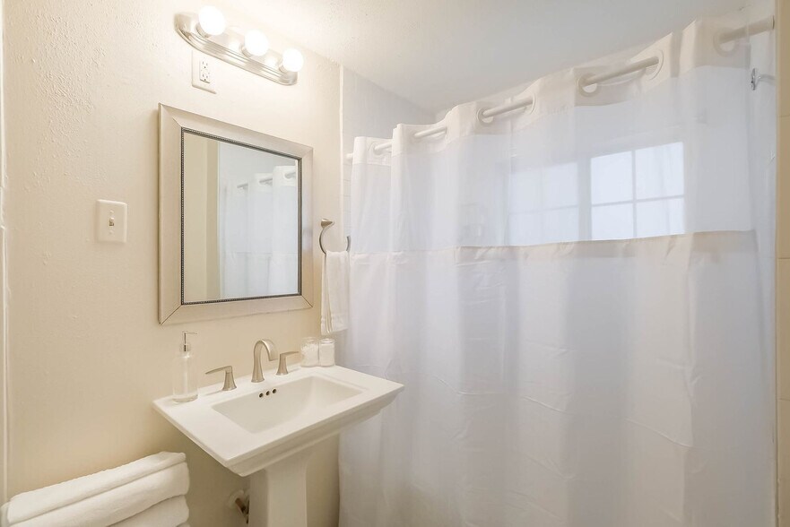 Building Photo - 1327 W 21st St