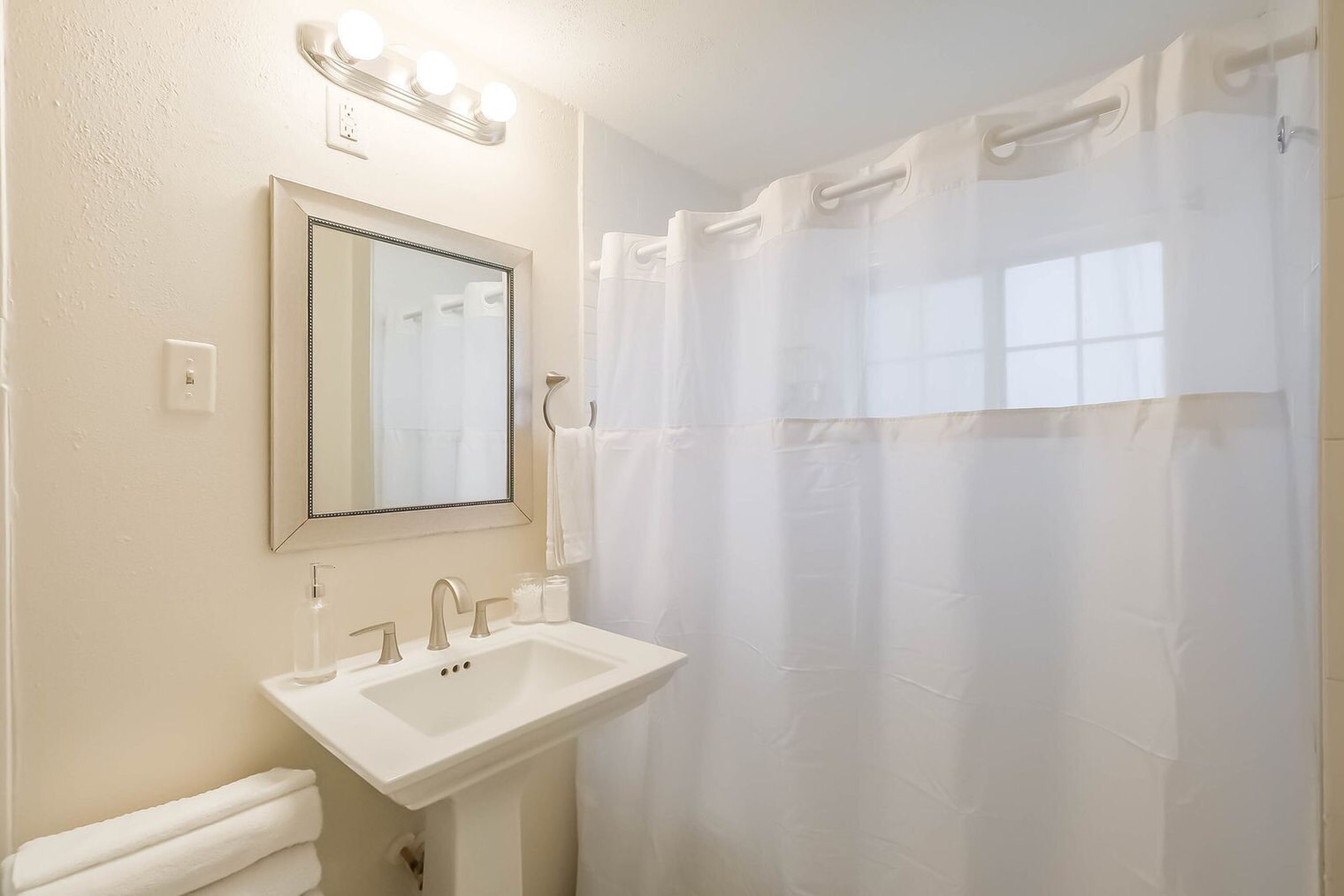 Building Photo - 1327 W 21st St