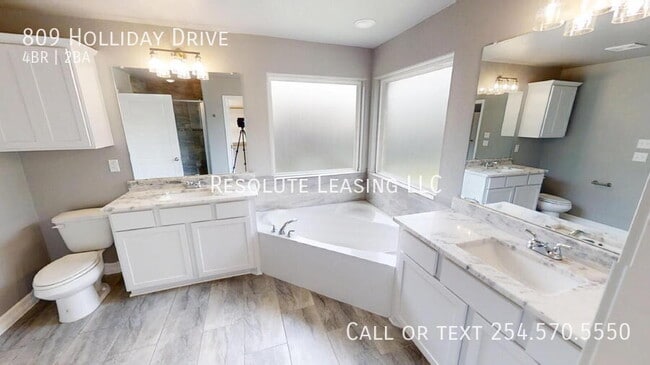 Building Photo - 809 Holliday Dr