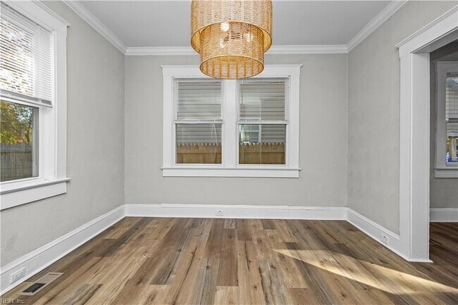 Building Photo - 229 Woodview Ave