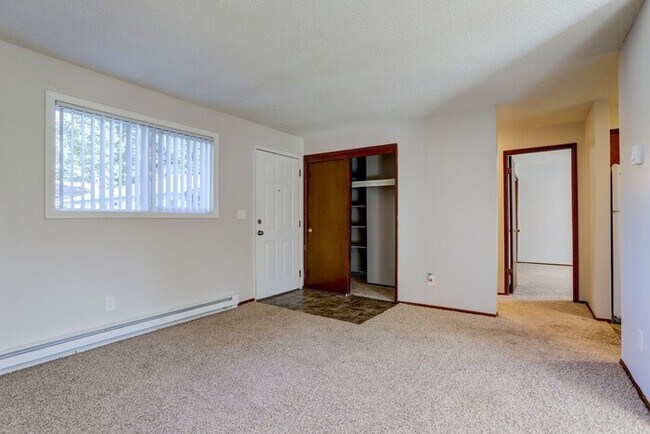 Building Photo - 1 Bed / Bath Available soon! Washer/Dryer in unit!