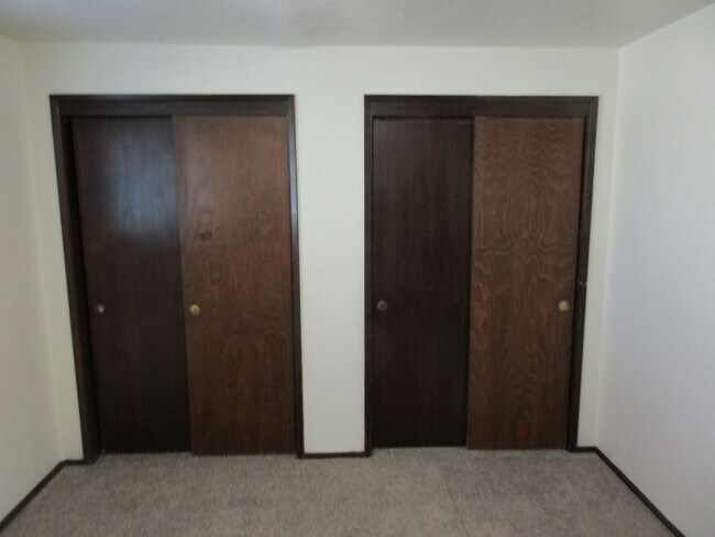 Building Photo - Two Bedroom Duplex w/ Garage