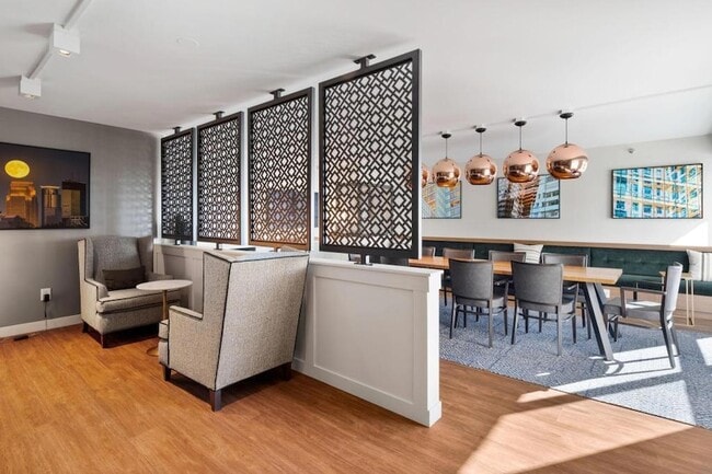 Building Photo - 433 S 7th St