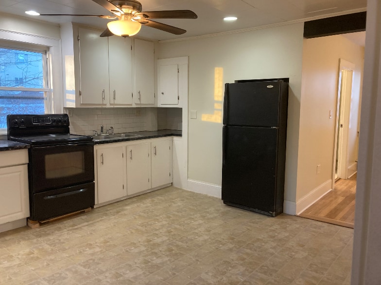 Building Photo - 28 1/2 grove st300 Grv