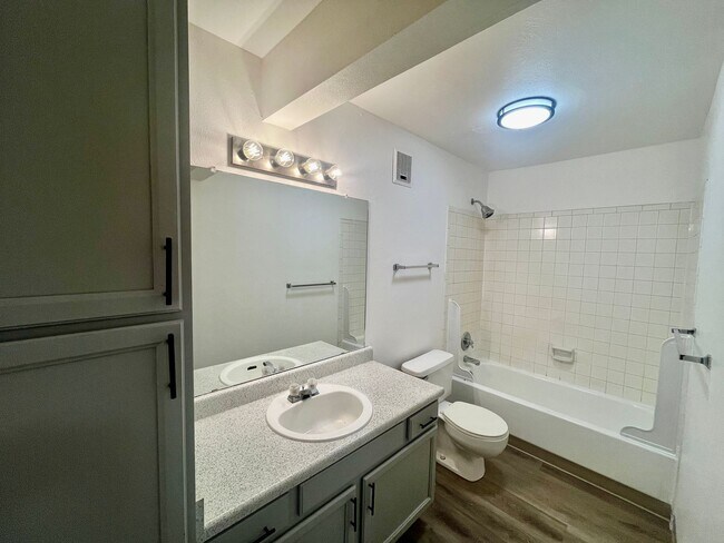 Building Photo - 1 bed 1 bath condo w/ in unit laundry