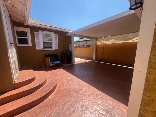 Building Photo - Charming 3 Bedroom 2 Bathroom, Long Beach Home for Lease!