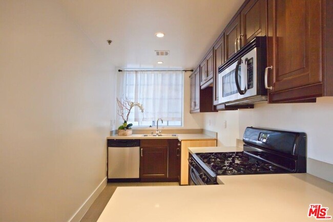 Building Photo - 8811 Burton Way