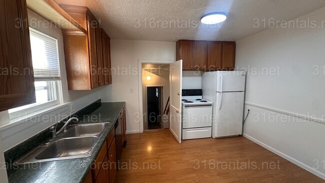 Building Photo - $1175 - 3 bed 1 bath - Single Family Home