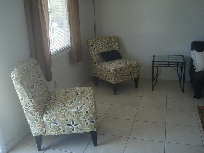 Livingroom - 415 N Halifax Ave