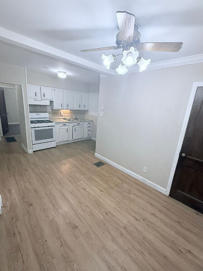 Building Photo - SECTION 8 SPECIAL! Spacious 2-Bed, 1-Bath ...