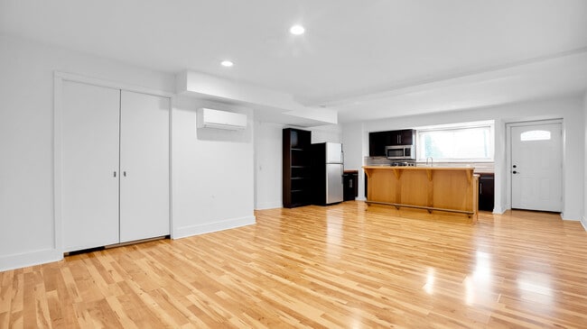 Building Photo - 8325 SW Terwilliger Blvd