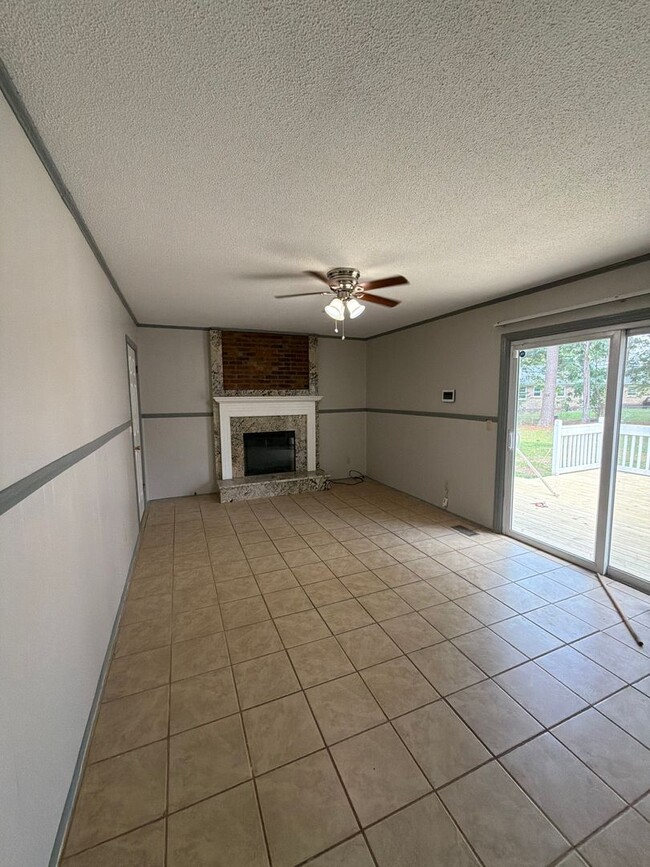 Building Photo - New Listing!!