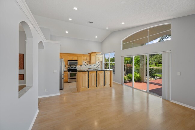 Building Photo - 9520 Lago Dr