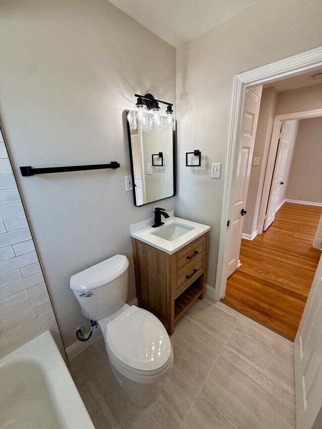 Building Photo - Charming 2BR/1BA Home in Kirkwood – Renova...